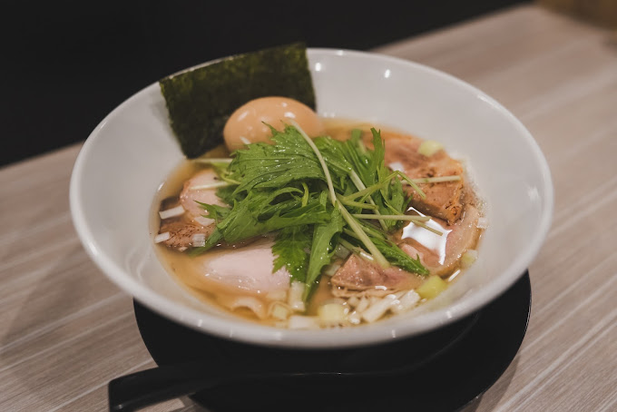 昼のメインは滋味深い塩ラーメン