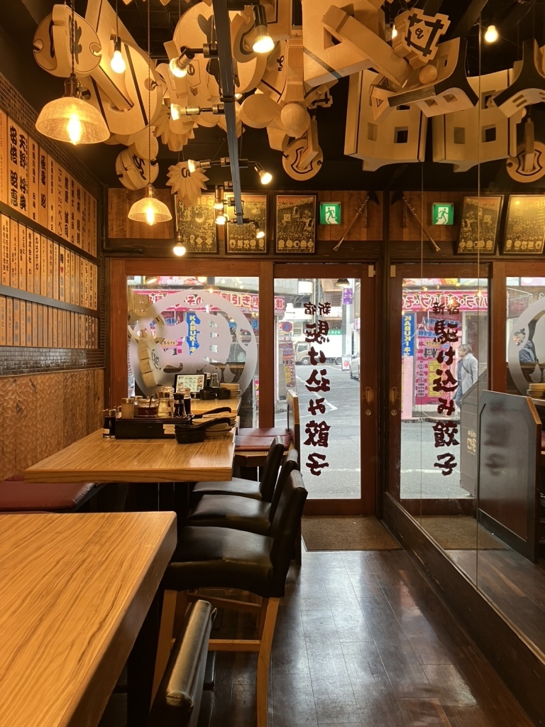 駆け込み餃子 店内 雰囲気 新宿 居酒屋 カフェ風