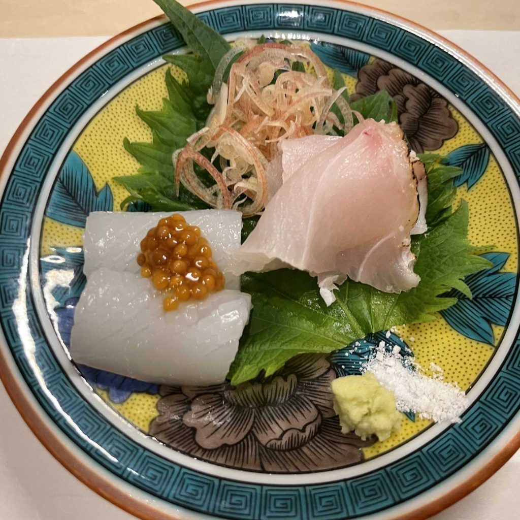 新鮮なクエの刺身は、とろけるような食感と上品な甘みが口の中に広がります。