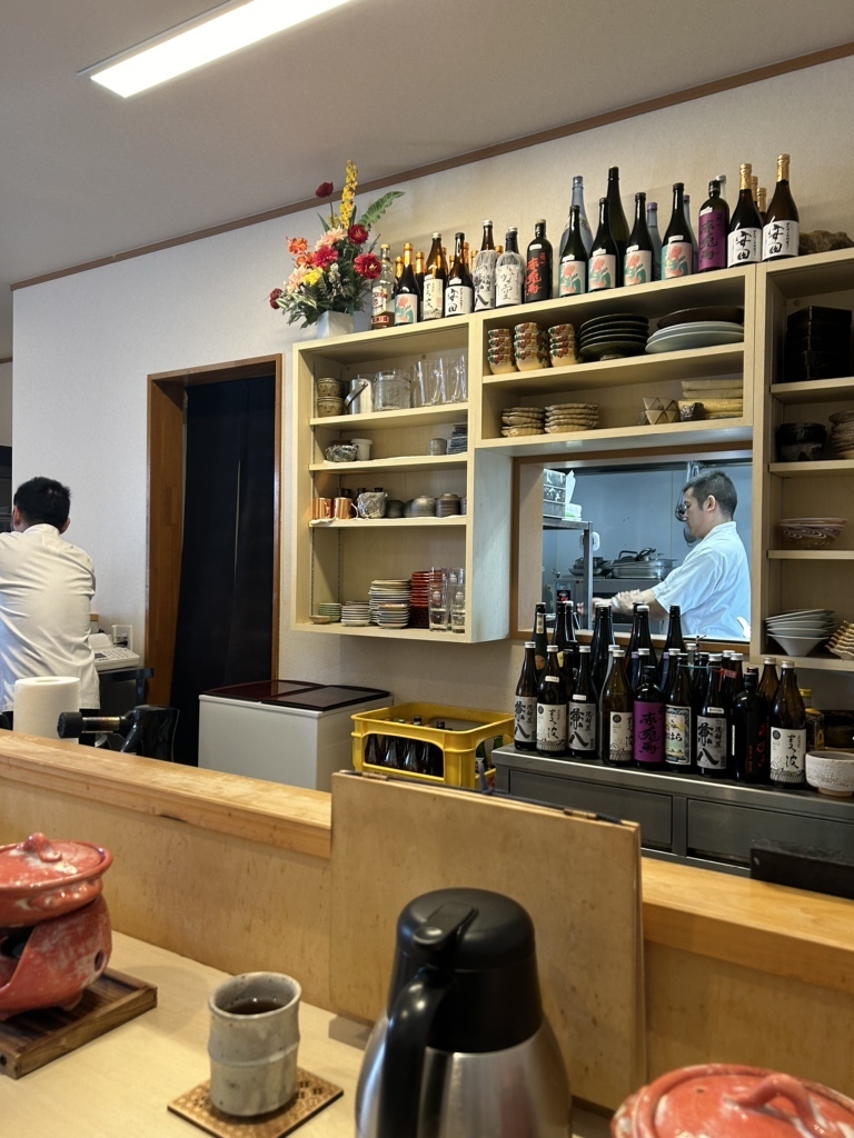 カウンター席では、シェフとの距離が近く、料理について質問したり、おすすめのお酒を尋ねたりすることができます。