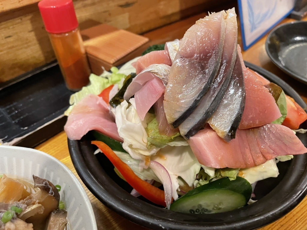 シーフードサラダは、様々な種類の刺身がたっぷり乗っていて、見た目も華やかでおすすめです。