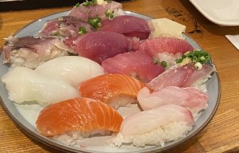 日替わりの「しますし」は、その日の朝に仕入れた新鮮な魚を味わえる絶品。