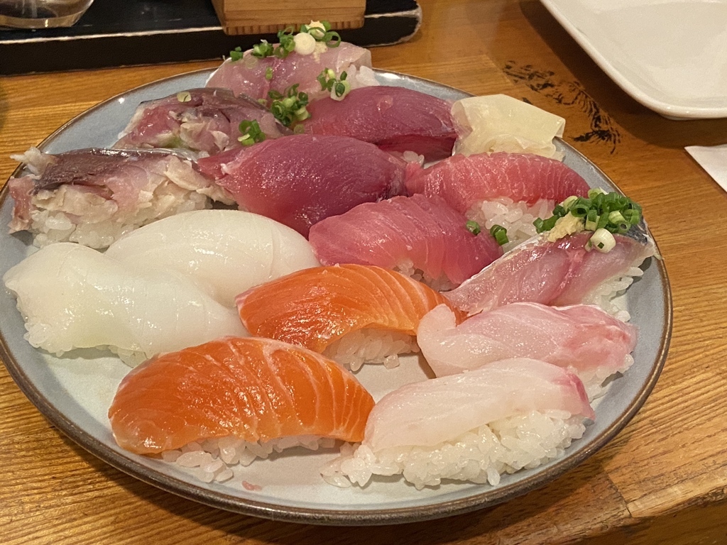 日替わりの「しますし」は、その日の朝に仕入れた新鮮な魚を味わえる絶品。