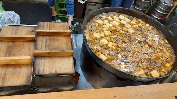 継ぎ足しの鍋で味を育ててきた煮豆腐