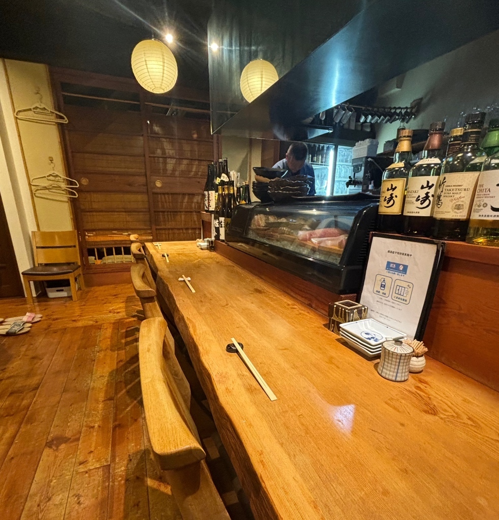 大将との会話も楽しめるカウンター