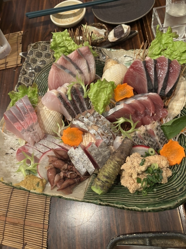 本日の地魚刺身盛り合わせは、日替わりで毎回飽きない