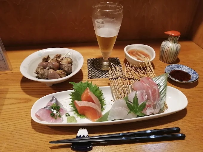 お酒と刺身盛り合わせ