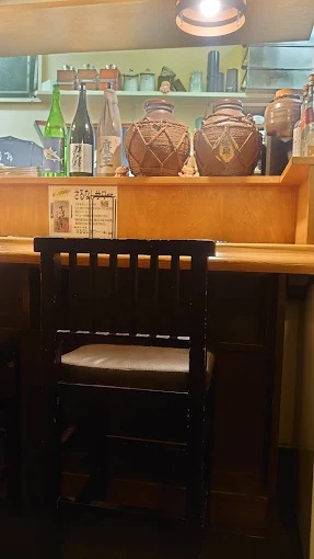 木の温もりある落ち着いた雰囲気のカウンター