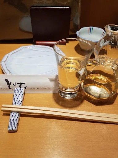 日本酒と焼酎が並ぶ棚｜料理に合わせて選べる