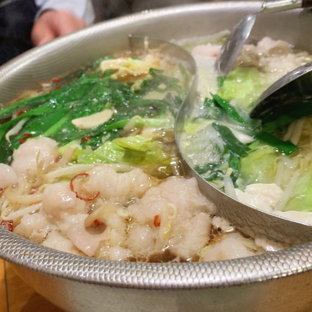 もつ鍋のプリプリ食感が伝わる「もつ家 大西 大森店」の名物鍋