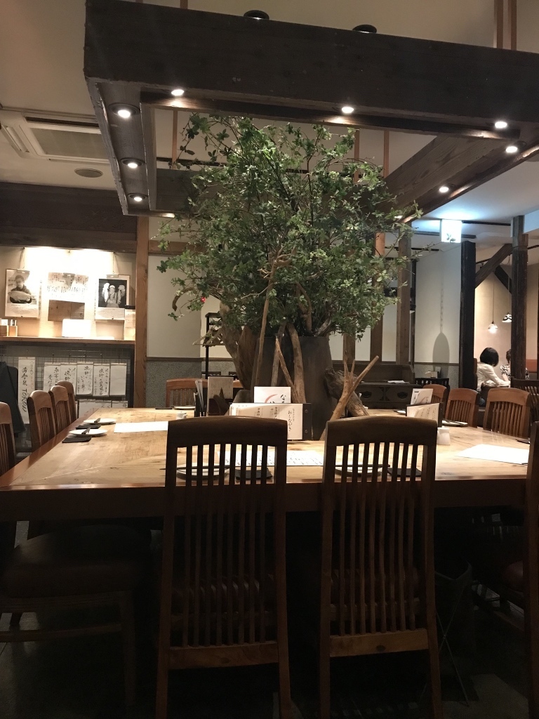 緑が映える神楽坂・なきざかなの開放的な店内風景