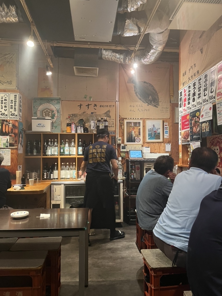 「もつ家 大西 大森店」の活気ある店内風景
