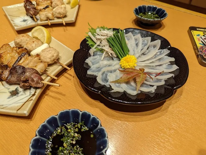 信玄鶏の焼き鳥と築地直送の刺身盛り