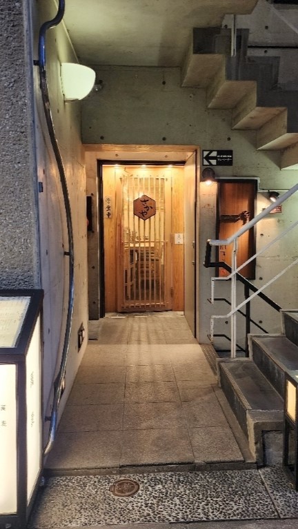 神楽坂の路地裏に佇む「焼き鳥とりの」外観