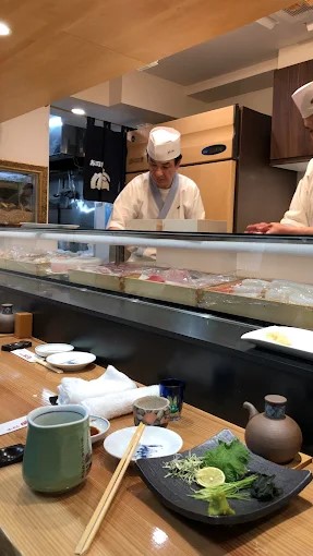 職人の手さばきを間近で楽しめる吟遊のカウンター席