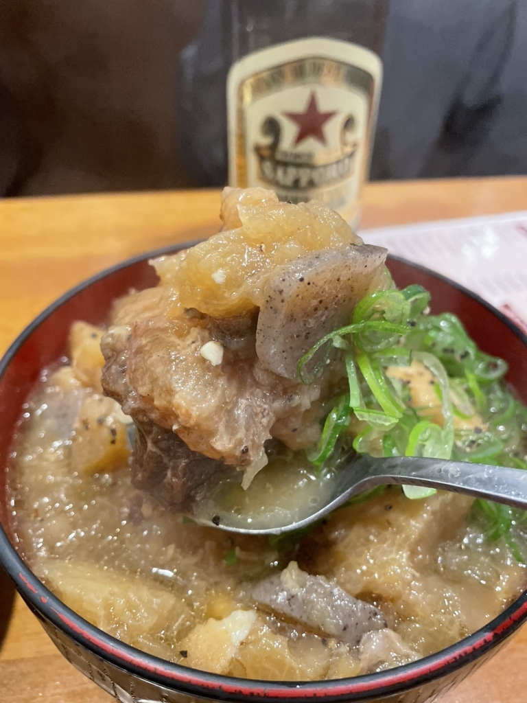 炭火で焼かれた焼鳥盛り合わせと牛すじ煮込みのセット