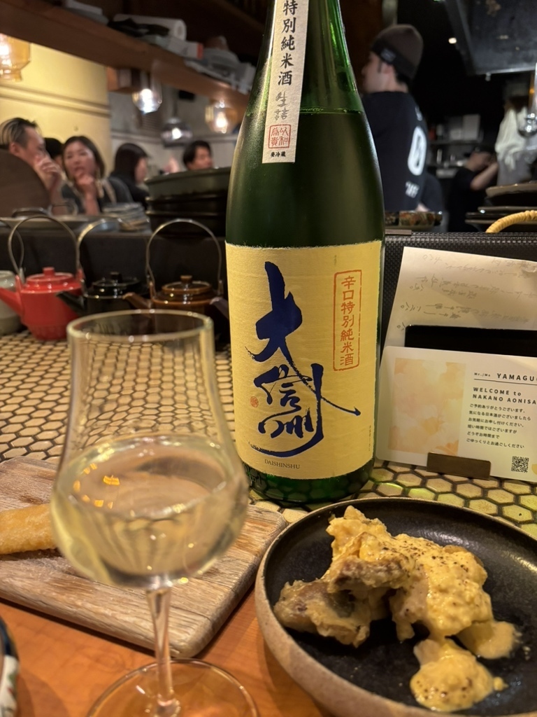 女子会にぴったり！料理と日本酒を合わせて楽しむ様子