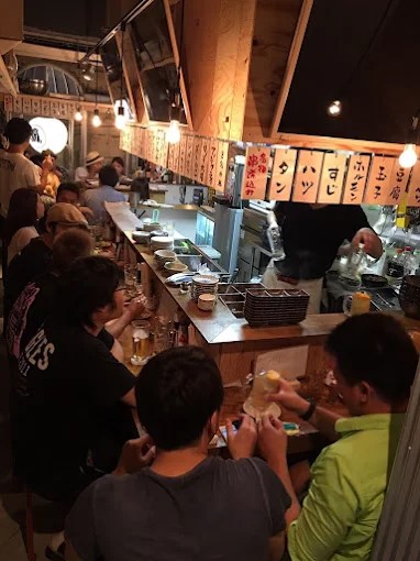 大衆酒場コグマヤ わいわい賑やかな店内