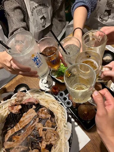 おしゃれな店内で乾杯するグループ、わいわいと楽しむ雰囲気