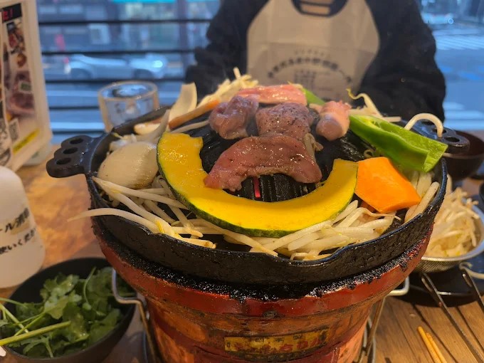 ジンギスカン鍋で豪快に焼かれる羊肉と野菜