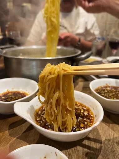 北海道直送麺をジンギスカンの旨みダレにつけて食べるシメのつけ麺