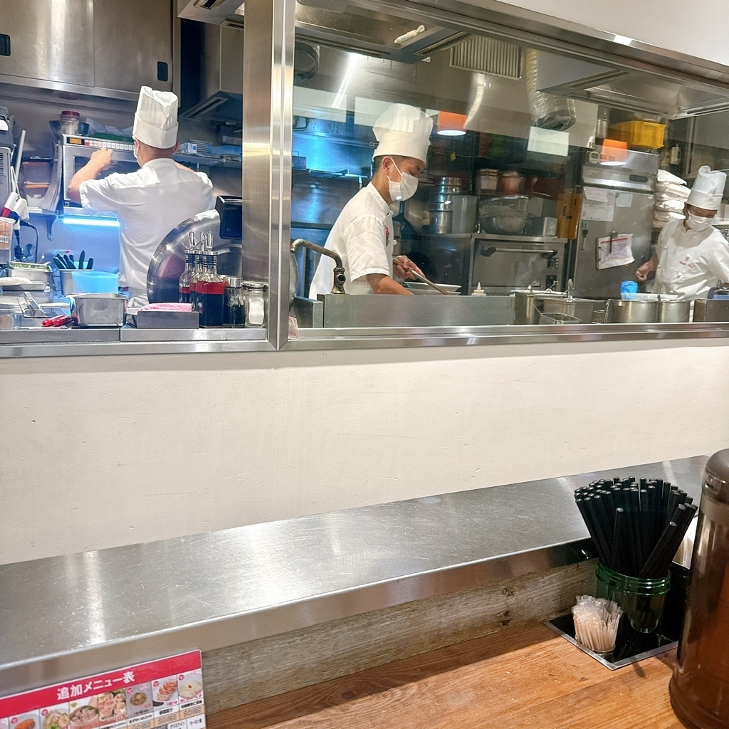 鍋から舞い上がる迫力のチャーハン。ライブ感たっぷりの調理風景