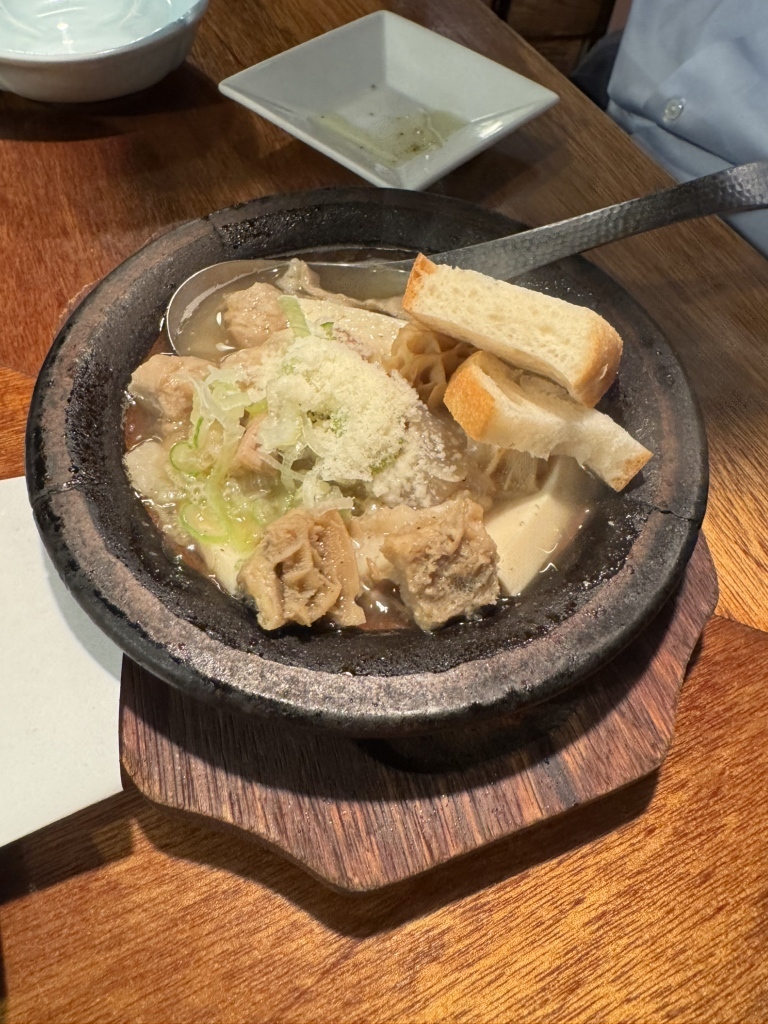 赤ワイン味噌で煮込まれた「もつ煮」。深みのある味わい。