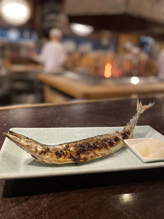 皮が香ばしく焼かれた魚の炭火焼。