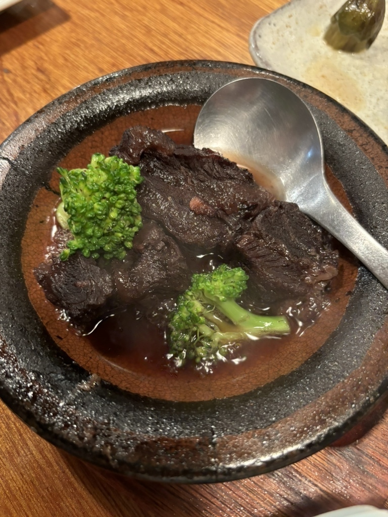 やわらかく煮込まれた牛ホホ肉の煮込み。ワインにぴったり。