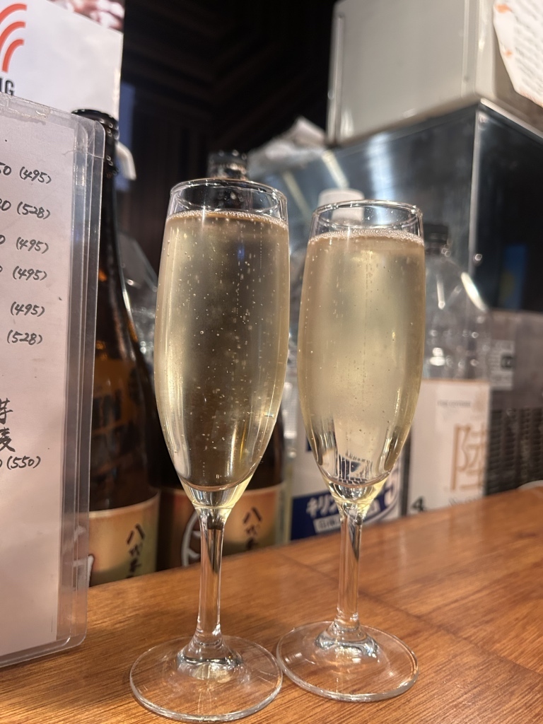 女子会にぴったりなテーブル席で乾杯する様子。