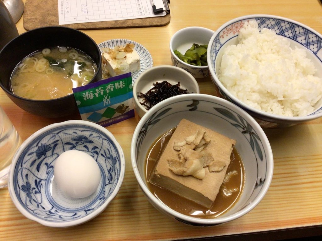 小鉢3品とご飯が付いた居酒屋ランチ定食