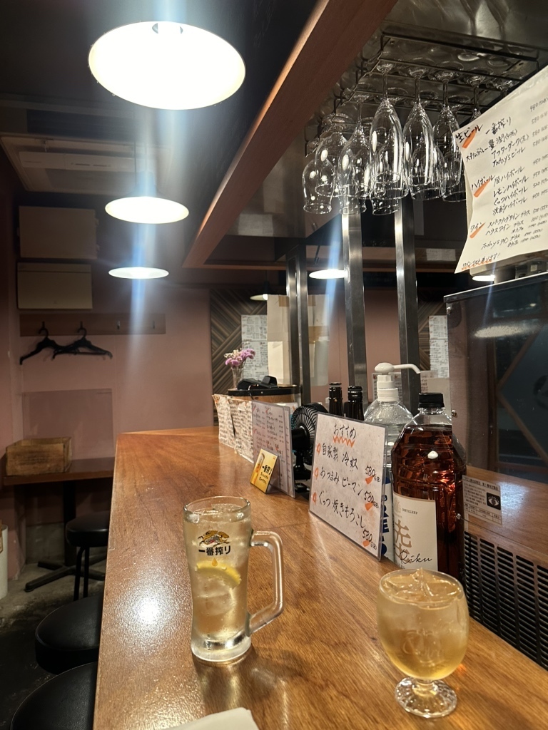 中野「煮込み屋ぐっつ」のカウンター席。落ち着いた大人の雰囲気。