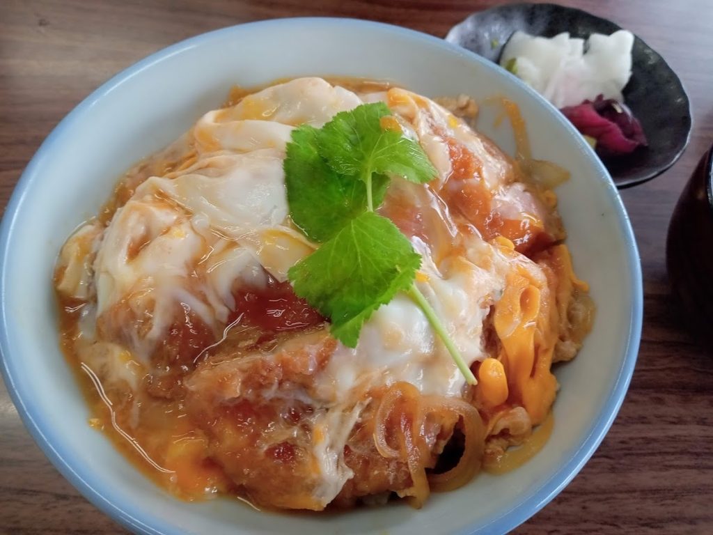 多万里の人気カツ丼ランチ