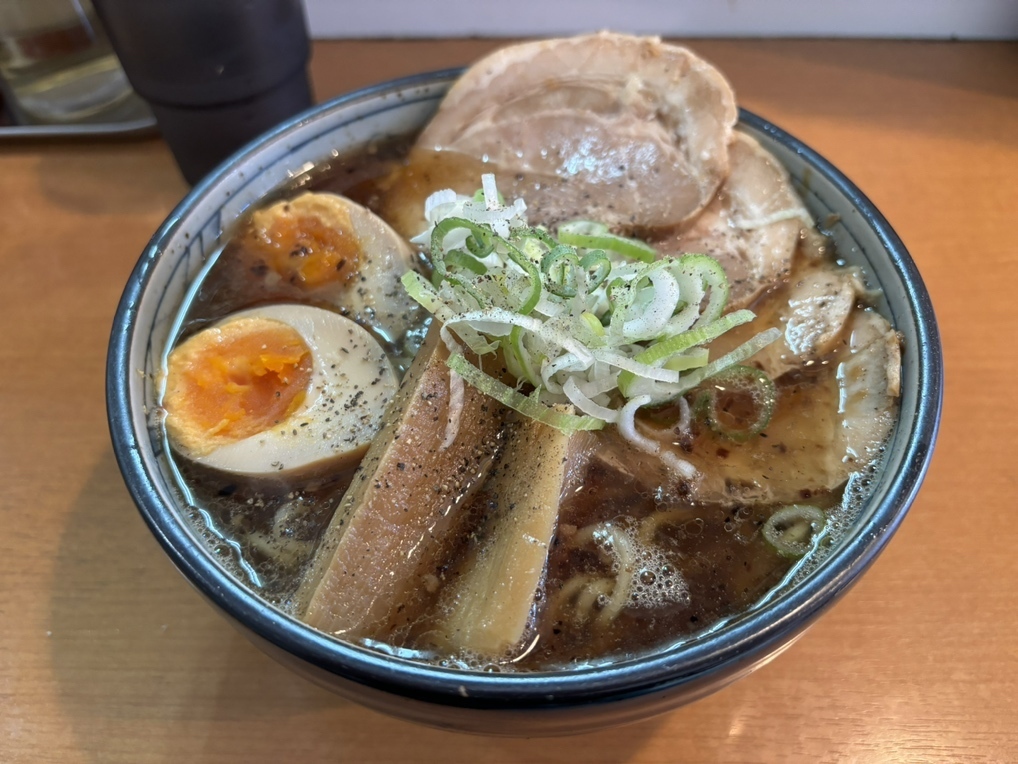 焦がしネギ油を使った葱次郎の醤油ラーメン