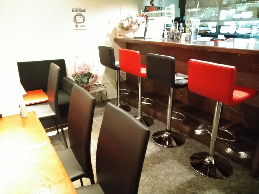 バル デ エスパーニャ セロの落ち着いた店内とスペイン風インテリア