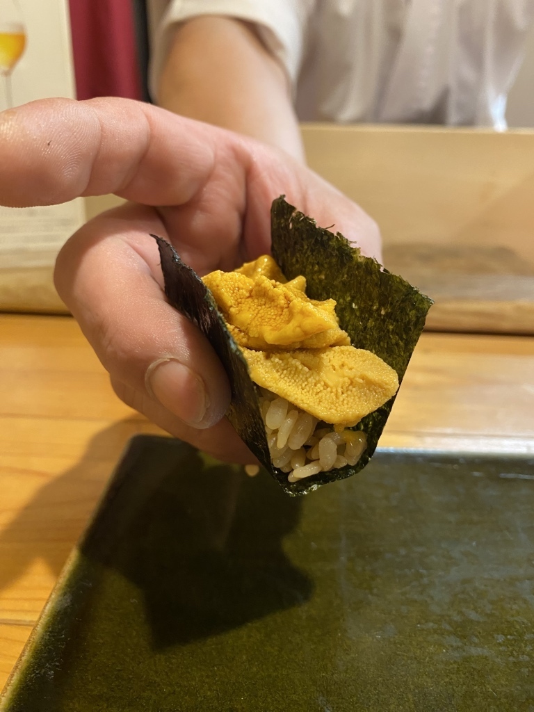 豊鮨の職人が白身魚を握る熟練の手仕事