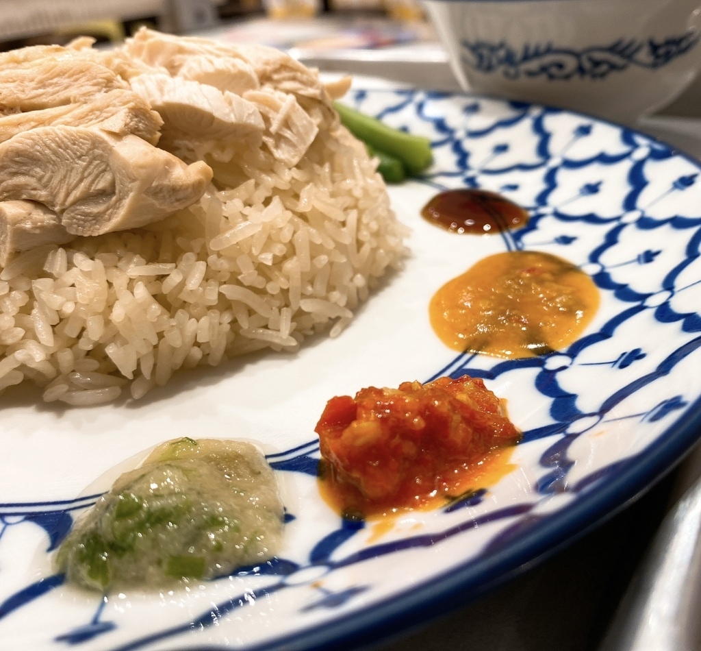 柔らかい蒸し鶏と特製タレが絡むカオマンガイ