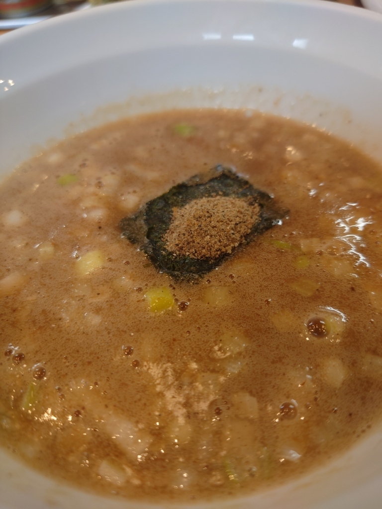 煮干しの旨みが詰まった蕾 分家の特製スープ