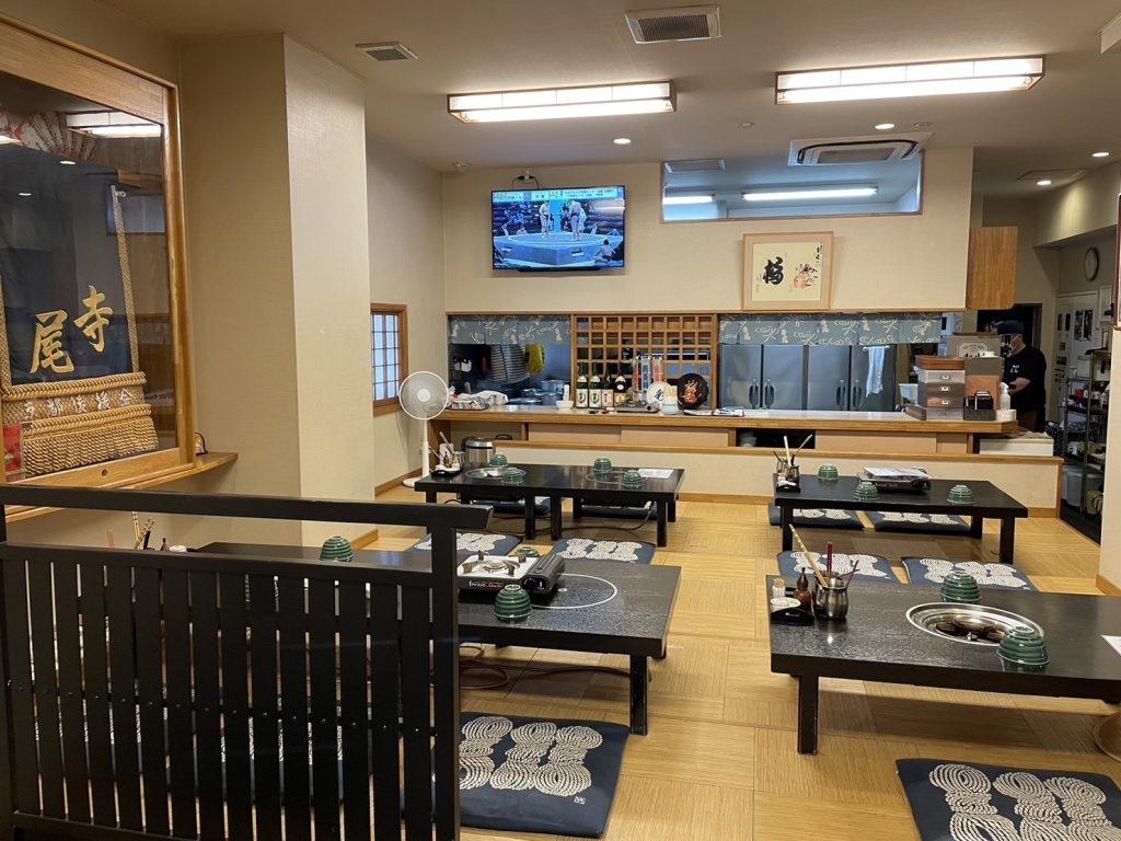 相撲茶屋寺尾 店主 鶴嶺山関 店内の雰囲気