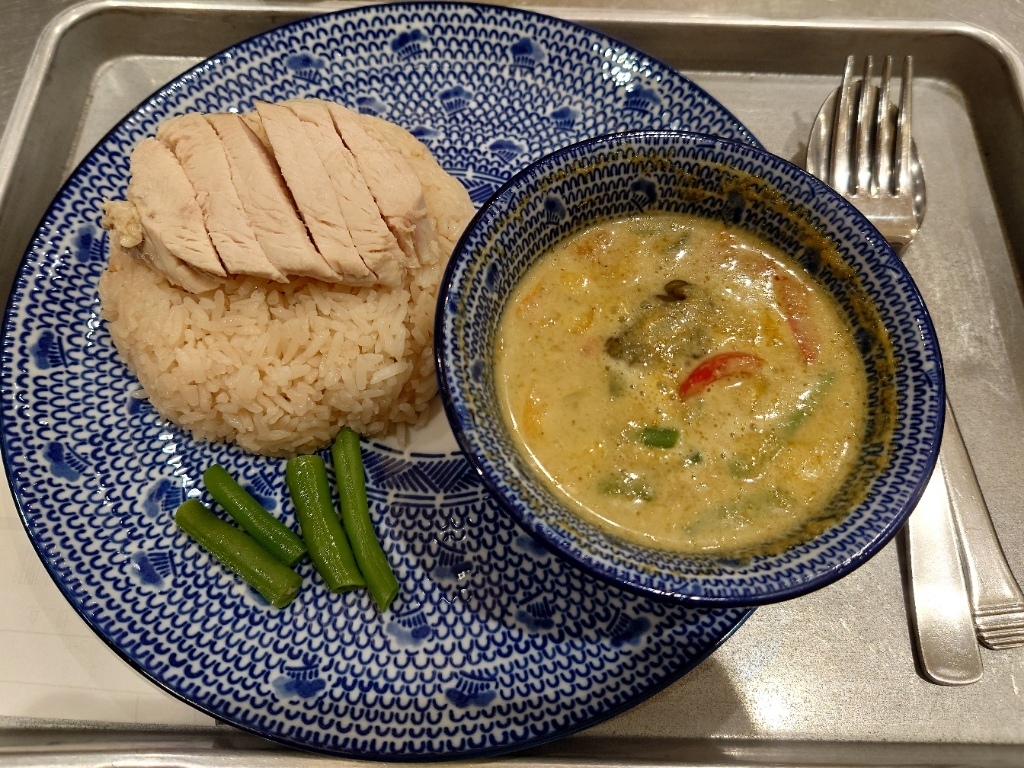 エキナカで楽しめるグリーンカレーとカオマンガイセット