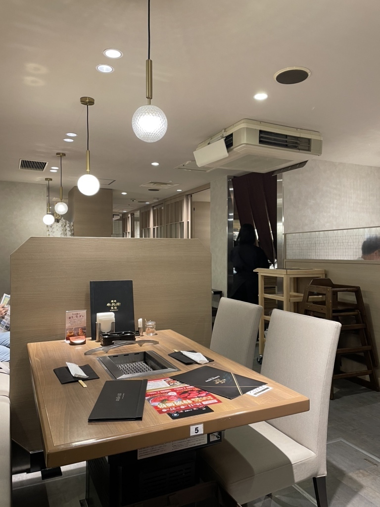 牛兵衛 草庵 そごう大宮店の落ち着いた店内