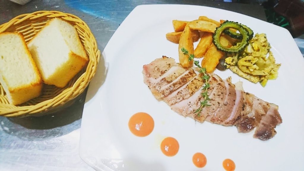 大宮でランチデートを楽しむカップルとバル デ エスパーニャ セロの店内
