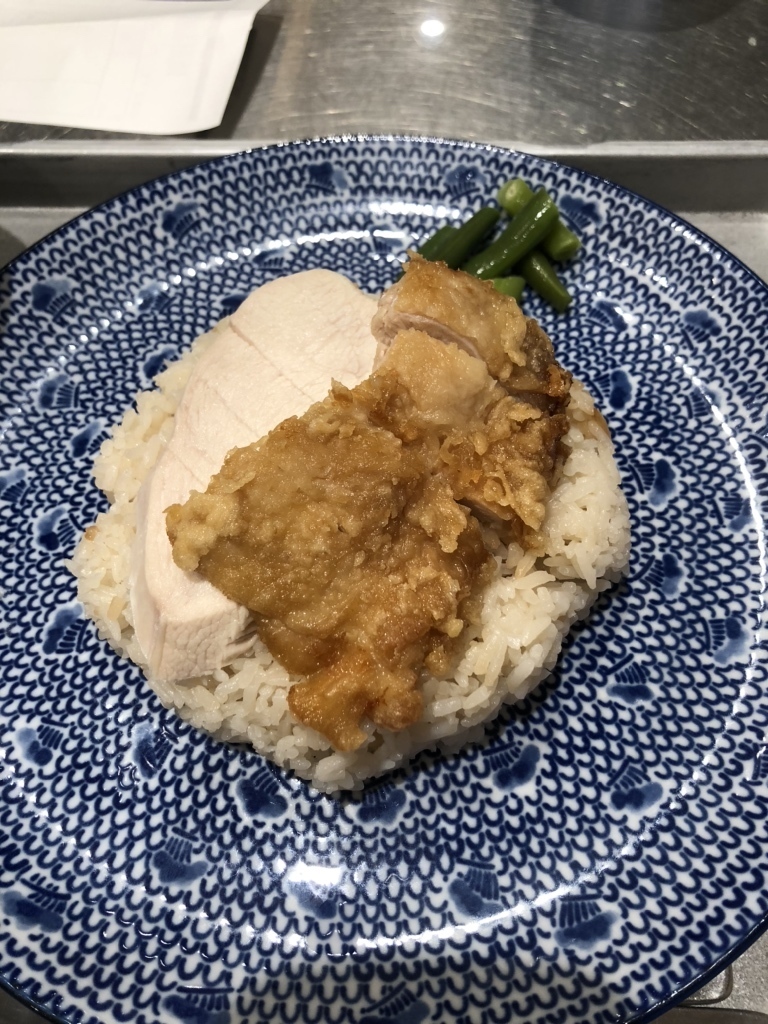 カオマンガイとフライドチキンがセットになったボリューム満点ランチ