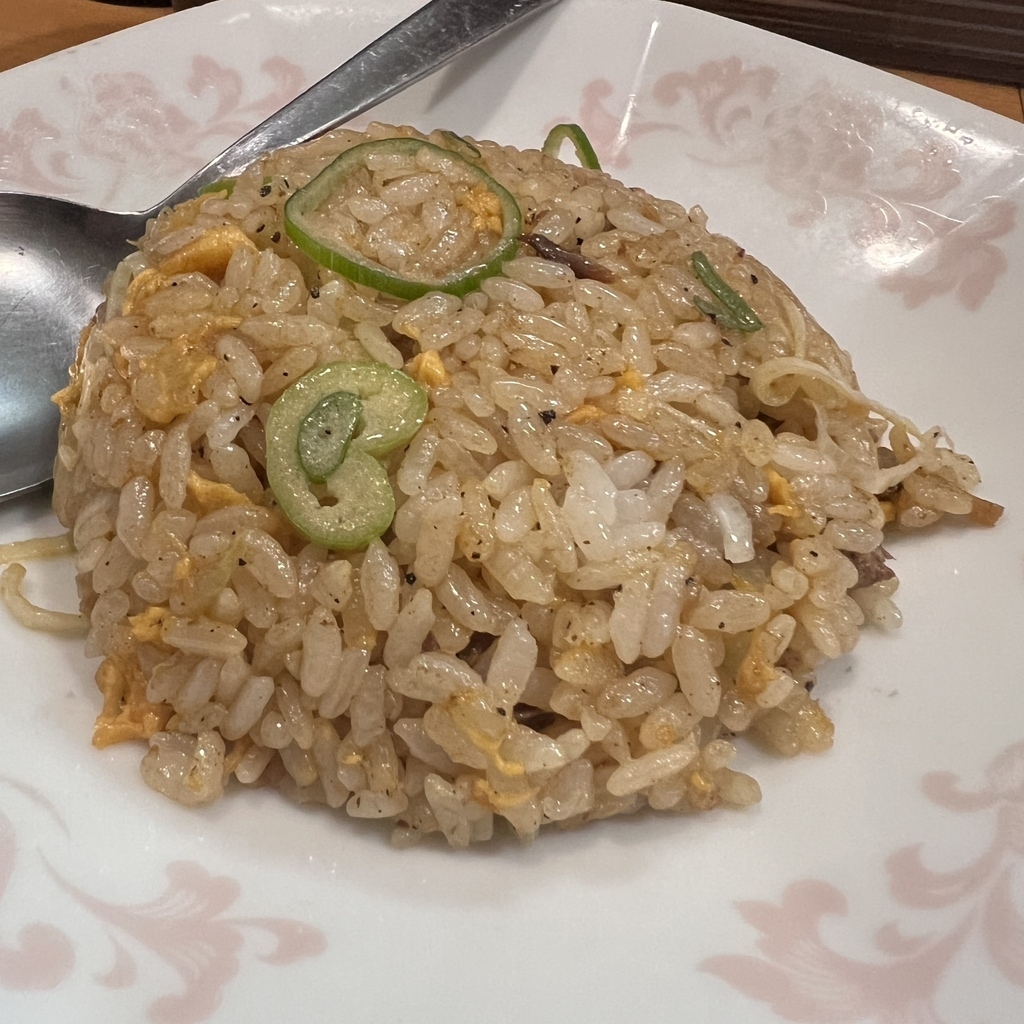 100円で提供される葱次郎のネギチャーハン