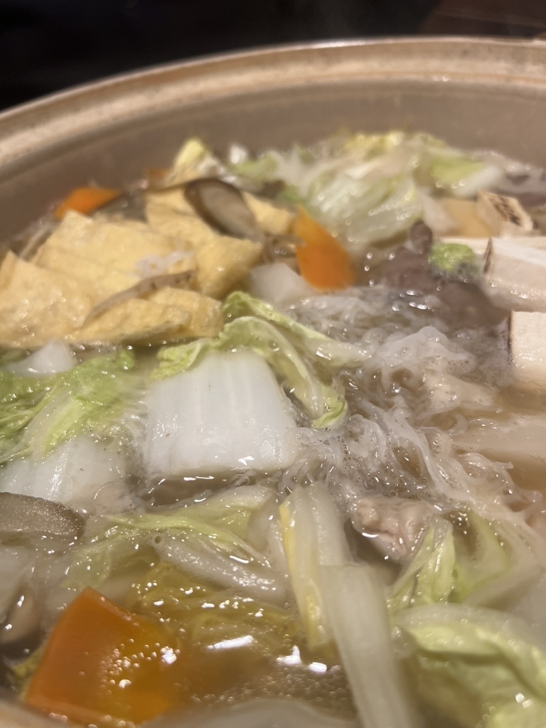 ちゃんこ川﨑の具材を箸で持ち上げる瞬間。旨みがあふれる鍋料理