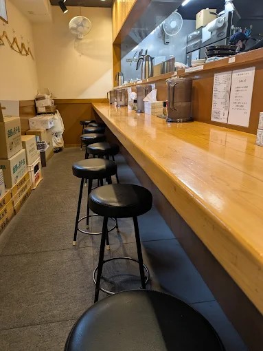 女性ひとりでも入りやすい静かなラーメン店内
