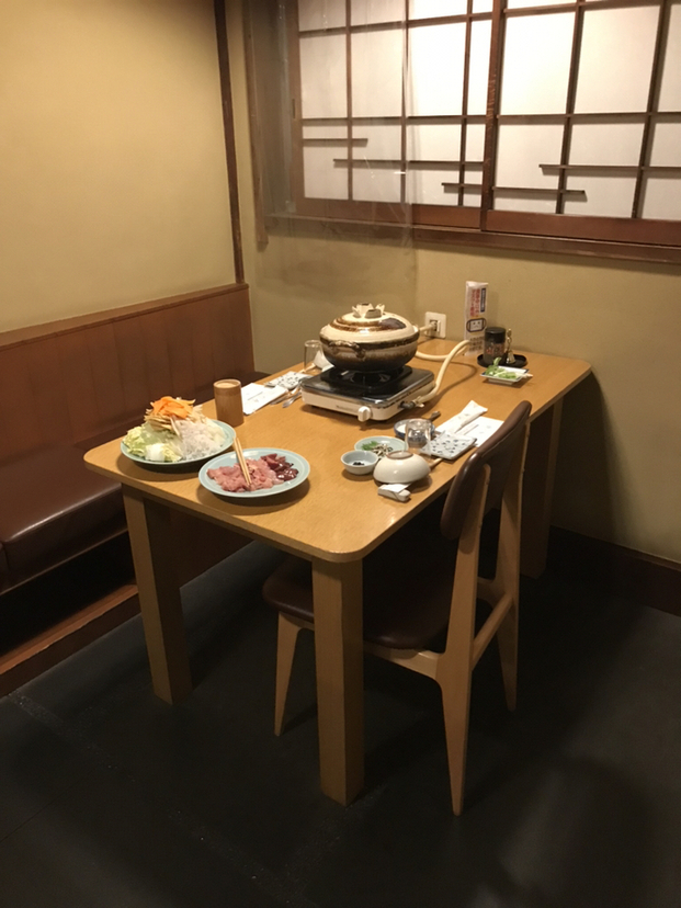 ちゃんこ川﨑の落ち着いた店内。個室もあり静かに過ごせる空間
