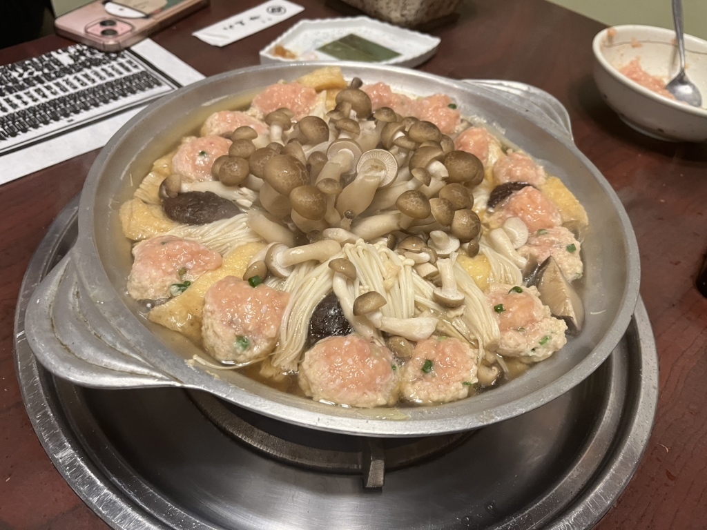 出汁がぐつぐつと立ち上るちゃんこ鍋の様子