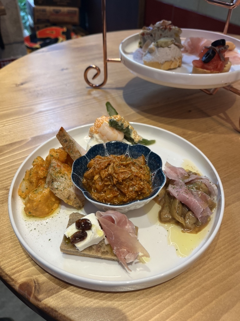 彩り豊かなピンチョスと前菜の盛り合わせ（リザラン横浜店）