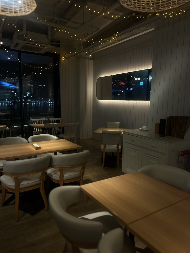 店内の落ち着いたテーブル席とみなとみらいの夜景
